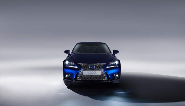 Lexus IS 300h Front