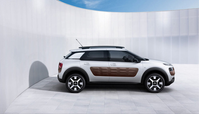 Citroen-C4-Cactus-Hybrid-SUV-2016-Seite-Airbumps