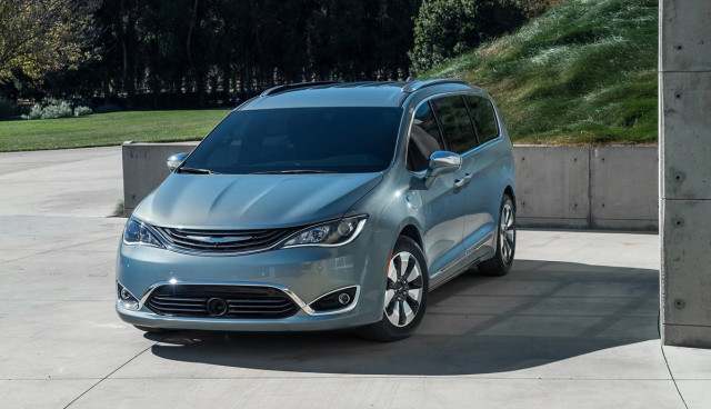 2017-Chrysler-Pacifica-plug-in-hybrid-EV12