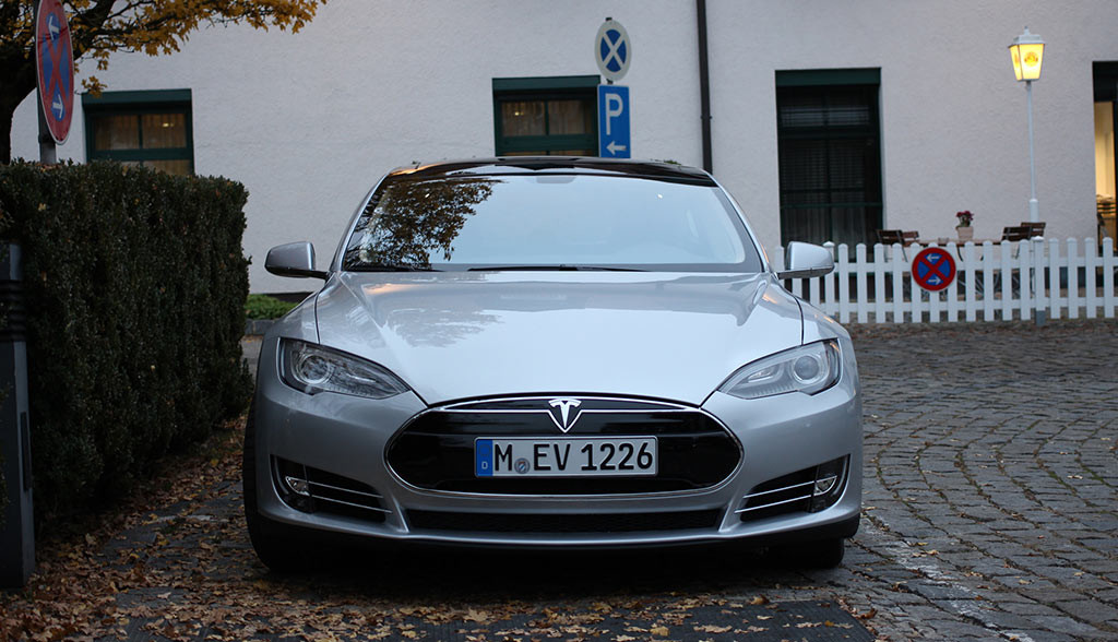 Tesla–Sparangebot-mit-Wartungsplaenen