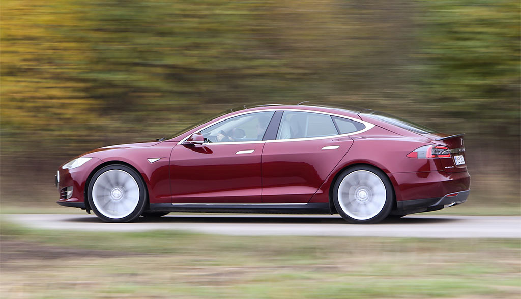 tesla-model-s-bus-war-schuld-am-autopilot-crash-in-norddeutschland
