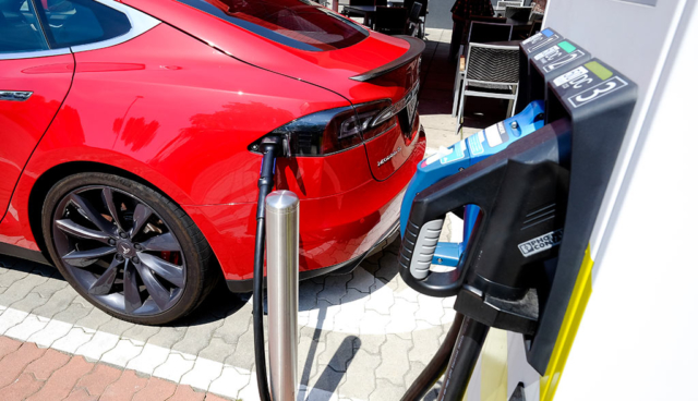 smatrics-stellt-elektroauto-ladestationen-mit-bis-zu-350-kw-auf