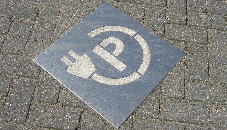 Elektroauto-Ladesaeule-Parken-Abschleppen