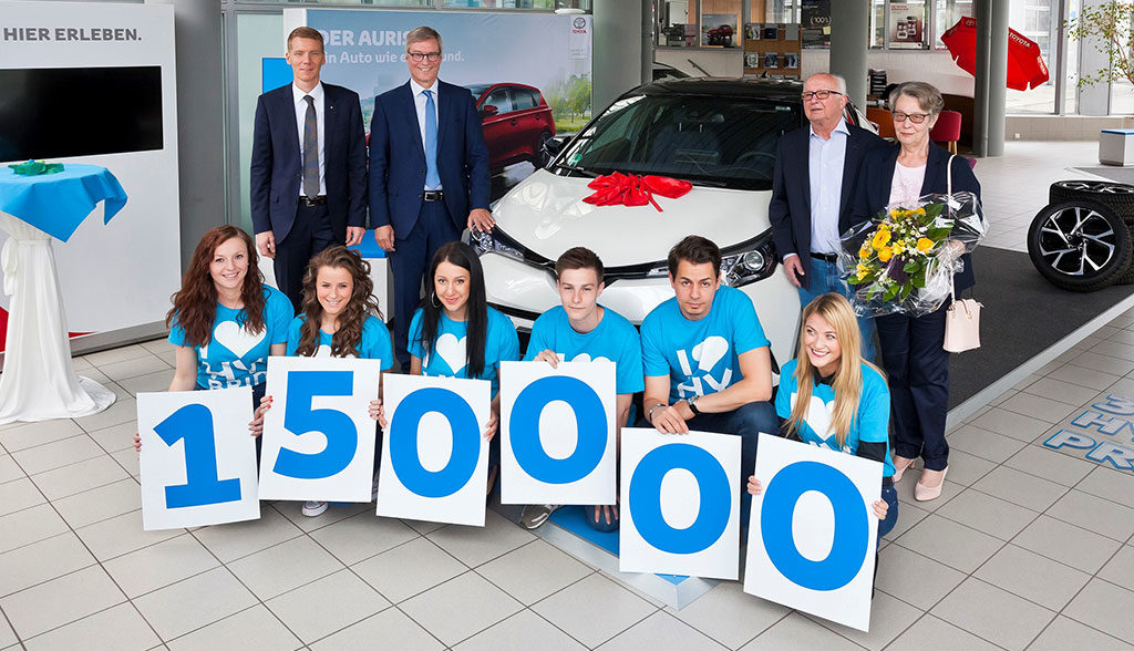 Toyota-uebergibt-150.000stes-Hybridauto-in-Deutschland