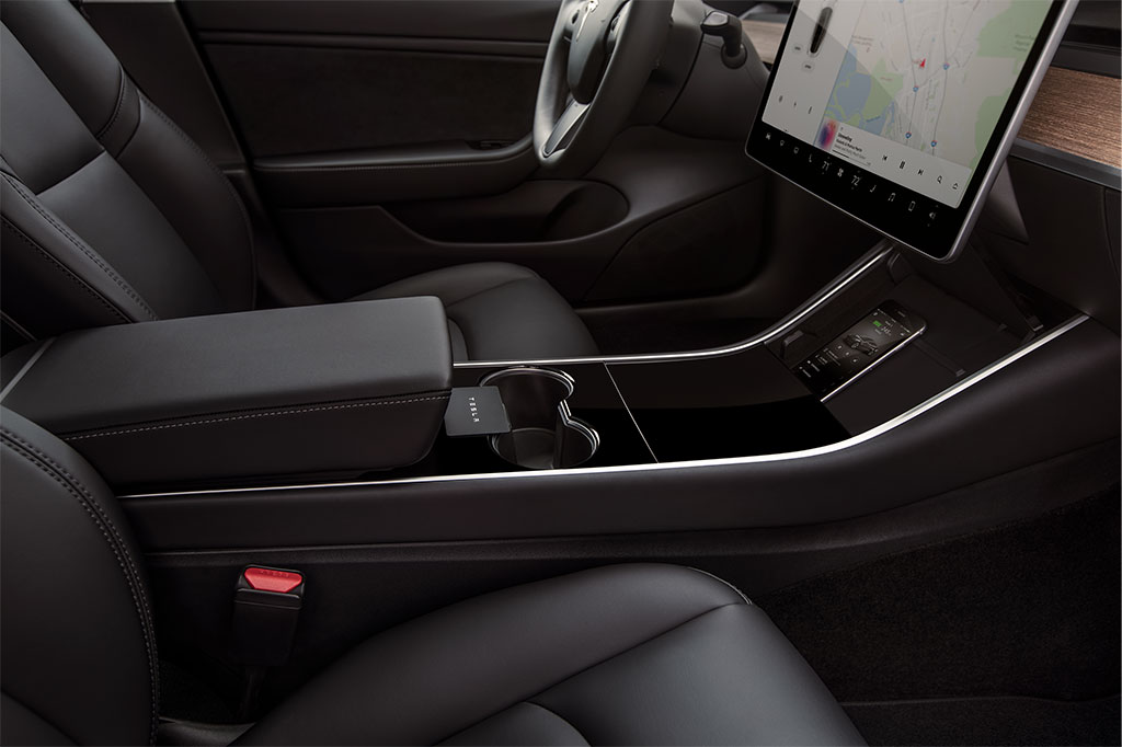 Tesla-Model-3—Interior-Keycard-and-Phone-Dock