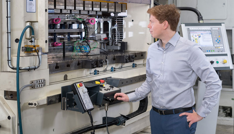 Schneidevorgang-von-Blechen-Elektroauto-Motor