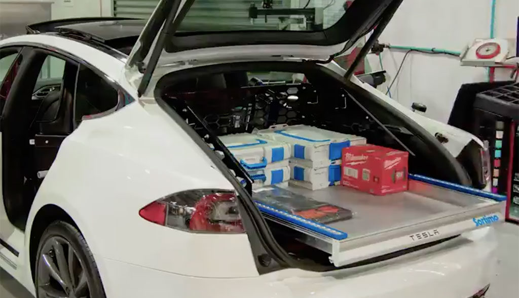 Tesla-Model-S-Servicefahrzeug