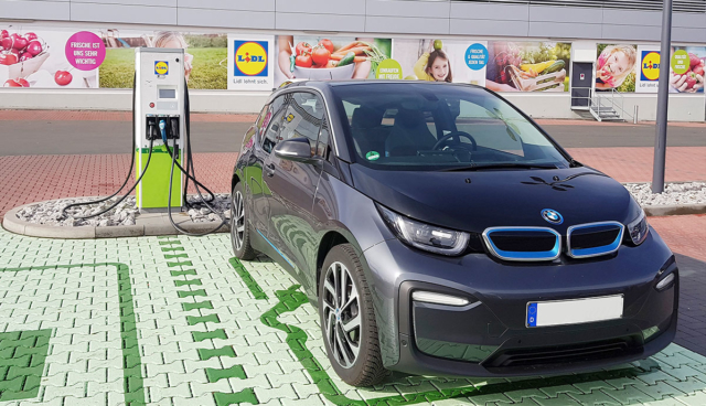 Lidl-Elektroauto-Ladesaeule