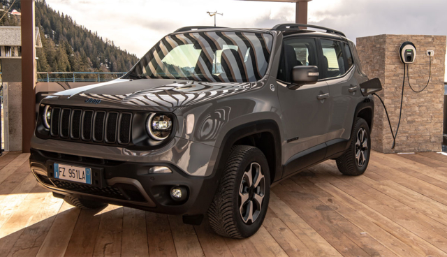 Jeep-Plug-in-Hybrid-laedt