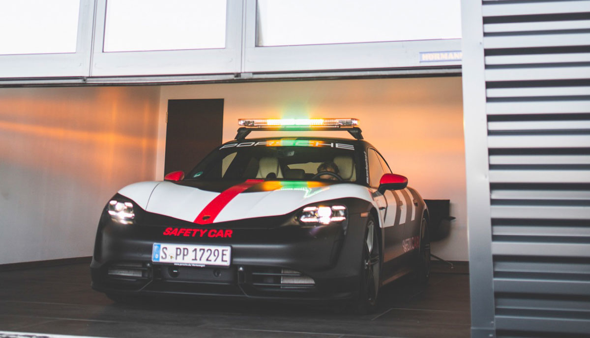 Porsche-Taycan-Safety-Car-2020-7