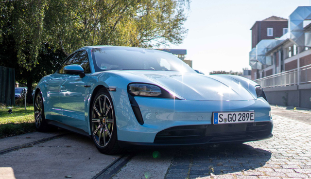 Porsche-Taycan-hellblau