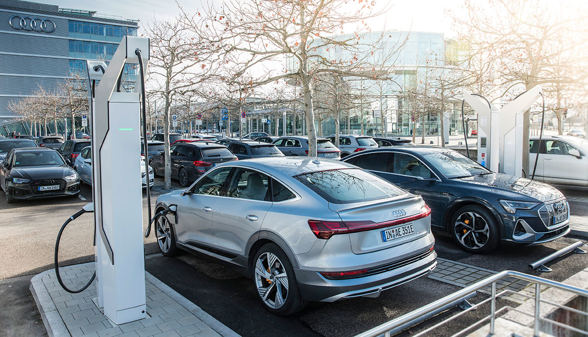 Audi-e-tron-Sportback-laedt
