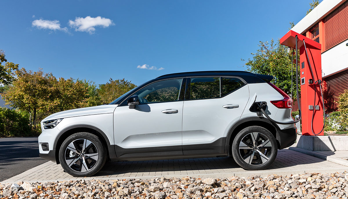 Volvo_XC40_Recharge_P8_AWD_laedt