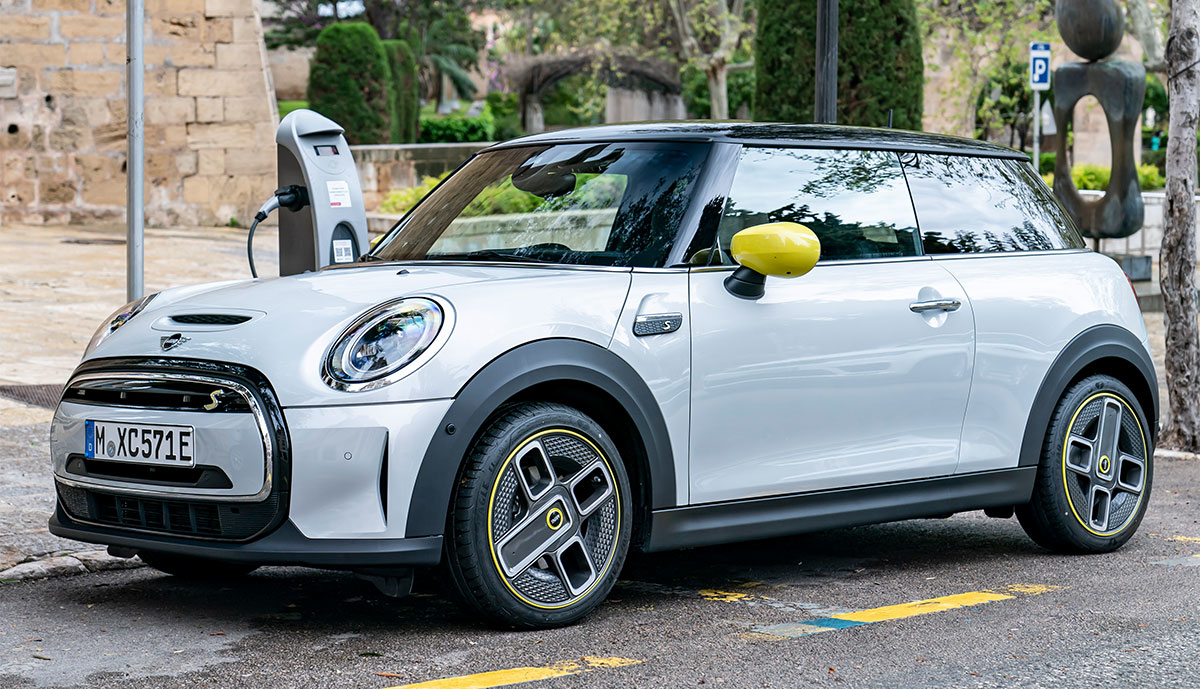 mini-cooper-se-laedt-2