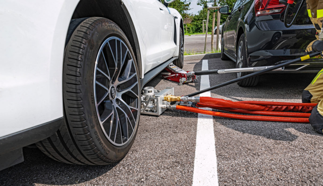 Rosenbauer-Loeschsystm-Elektroauto-Batterien-2