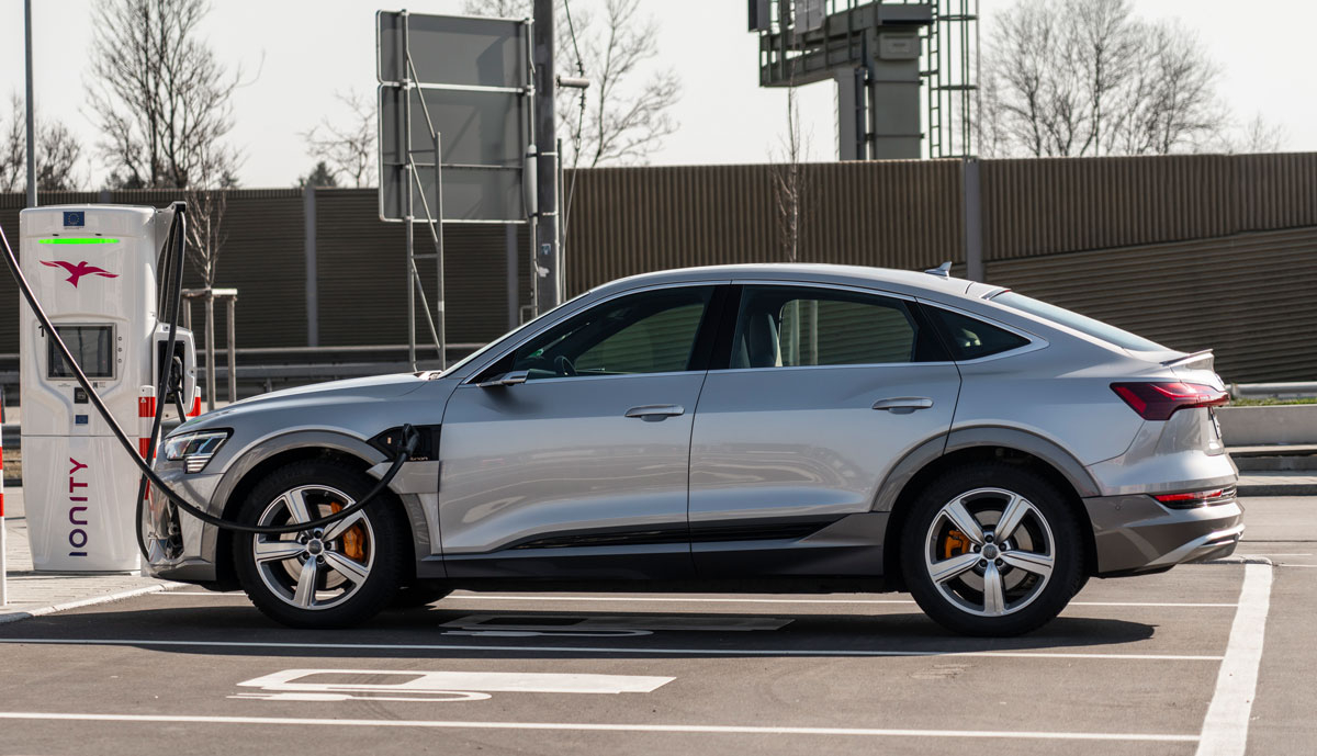 Audi-e-tron-Sportback-laedt