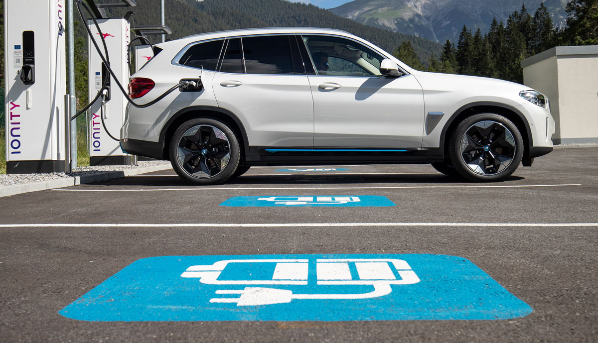 BMW-iX3-laedt-an- Ionity-Schnellladestation