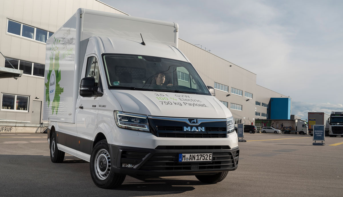 man-etge-derivatives-3-way-box-body-03