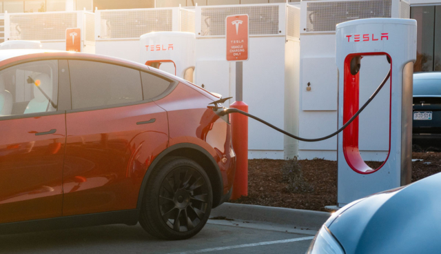 Tesla-Supercharger-Model-Y