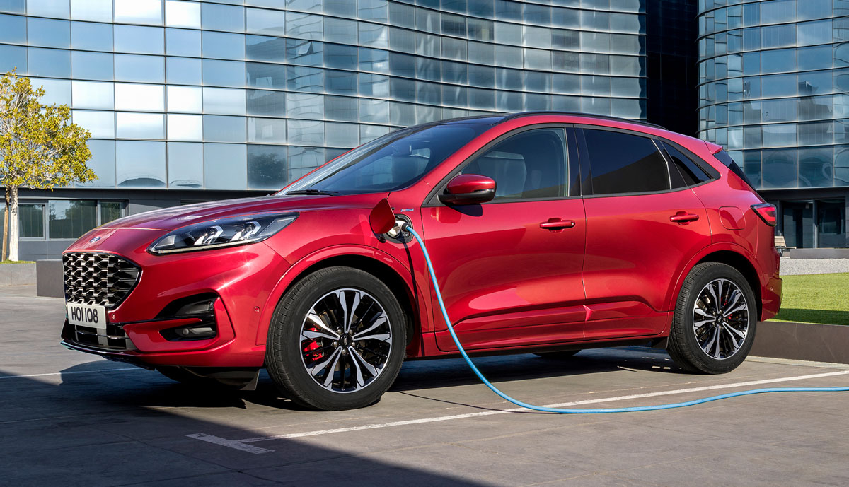 Ford-Kuga-Plug-in-Hybrid-laedt