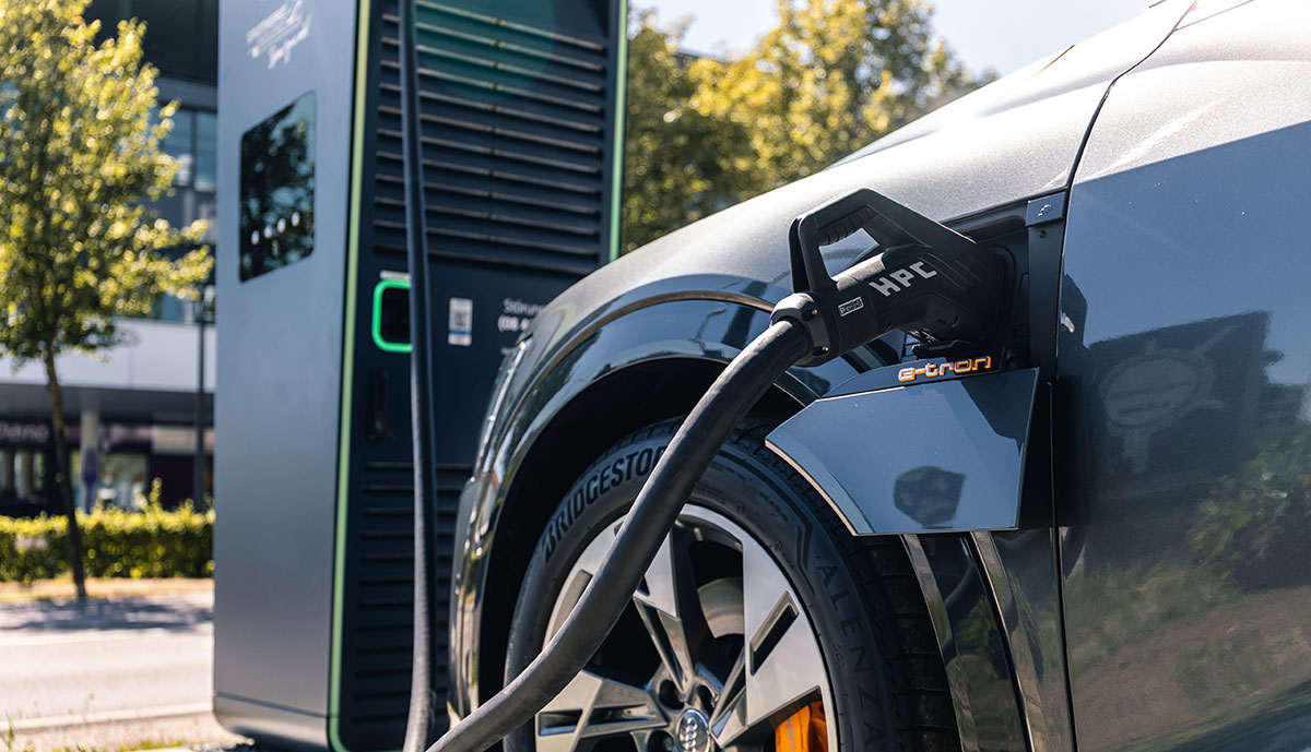 Audi-e-tron-laedt-1200×689
